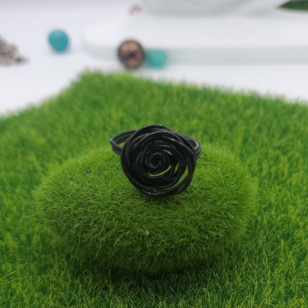 Rose Elegant Black Spiral Ring R804 Size 10‎